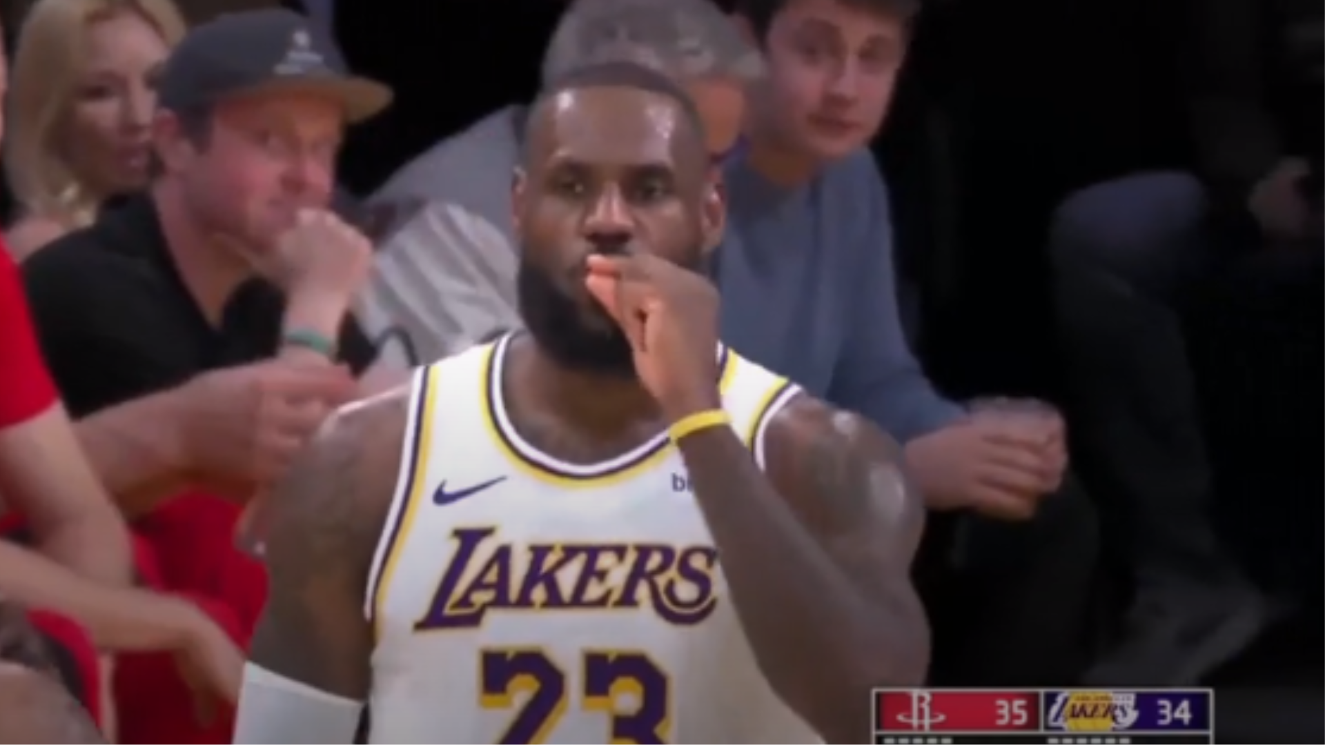 LeBron James faz gesto de fumar